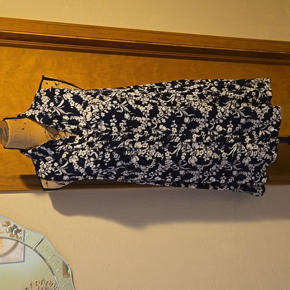 True Destiny Black and White Floral Dress, Button Down With Collor, Size M.